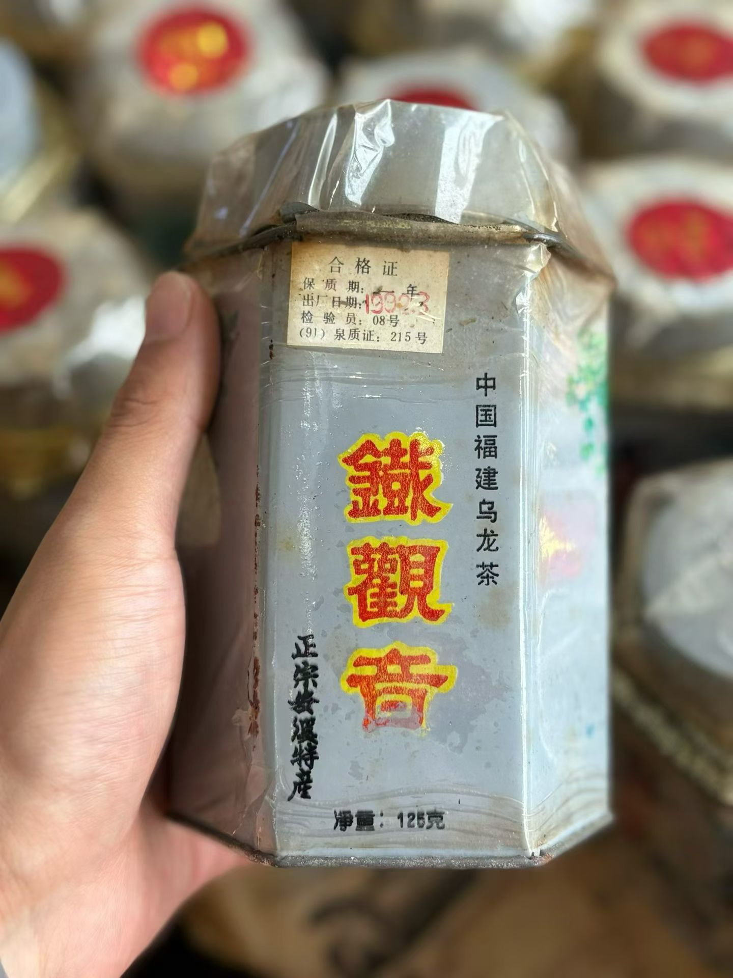 1992年安溪侨兴茶厂出品,原厂原箱侨销老铁观音。
六角经典美人铁罐,带着改革开放年代的出口印记,
传统碳焙工艺,历经三十余载时光沉淀,
茶汤温润,陈香纯正,药香与木香交织,醇厚甘润、生津舒适。
既是一杯可细品的老茶,更是一段可收藏的茶史。 2