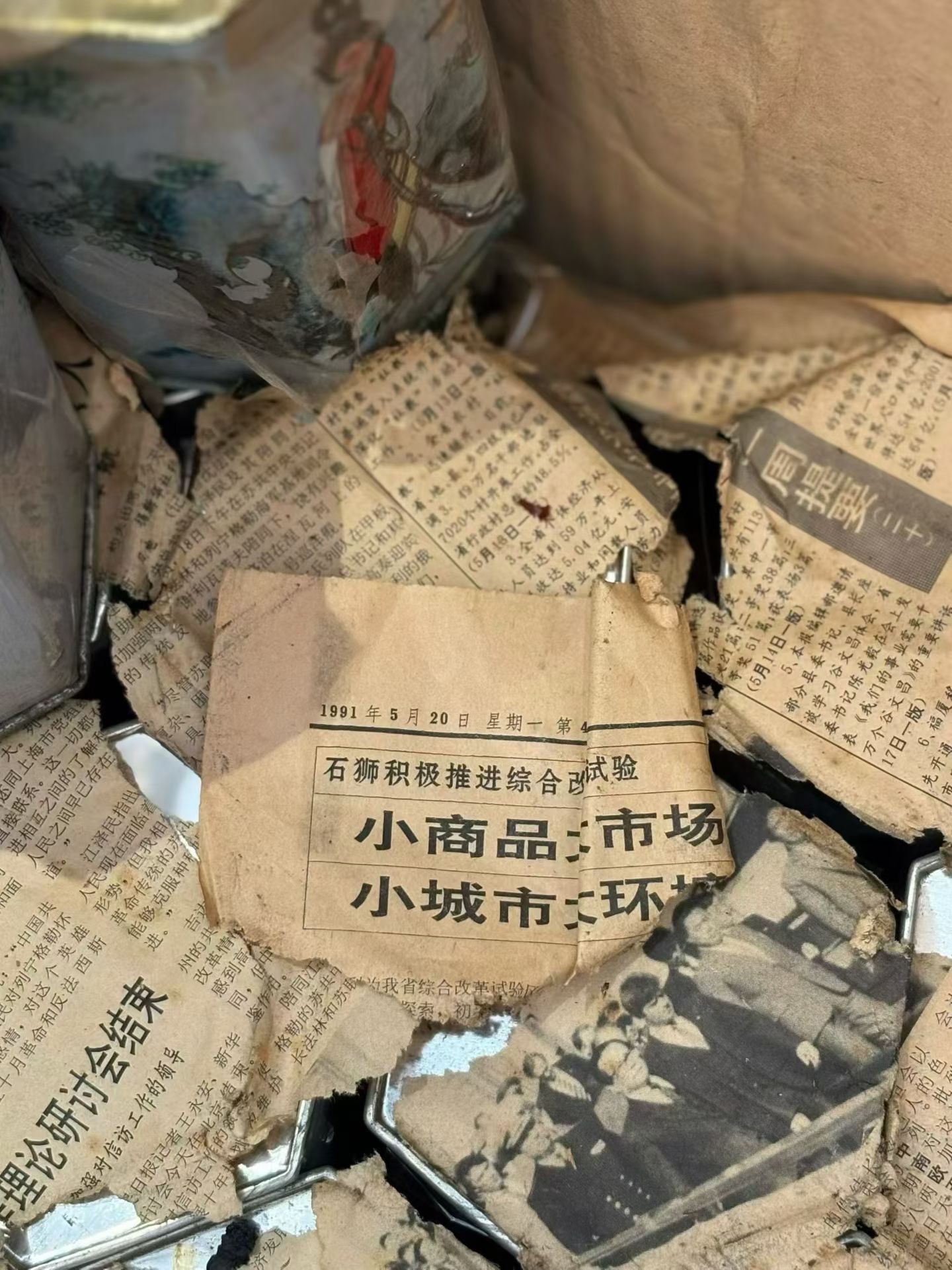 1992年安溪侨兴茶厂出品,原厂原箱侨销老铁观音。
六角经典美人铁罐,带着改革开放年代的出口印记,
传统碳焙工艺,历经三十余载时光沉淀,
茶汤温润,陈香纯正,药香与木香交织,醇厚甘润、生津舒适。
既是一杯可细品的老茶,更是一段可收藏的茶史。 3