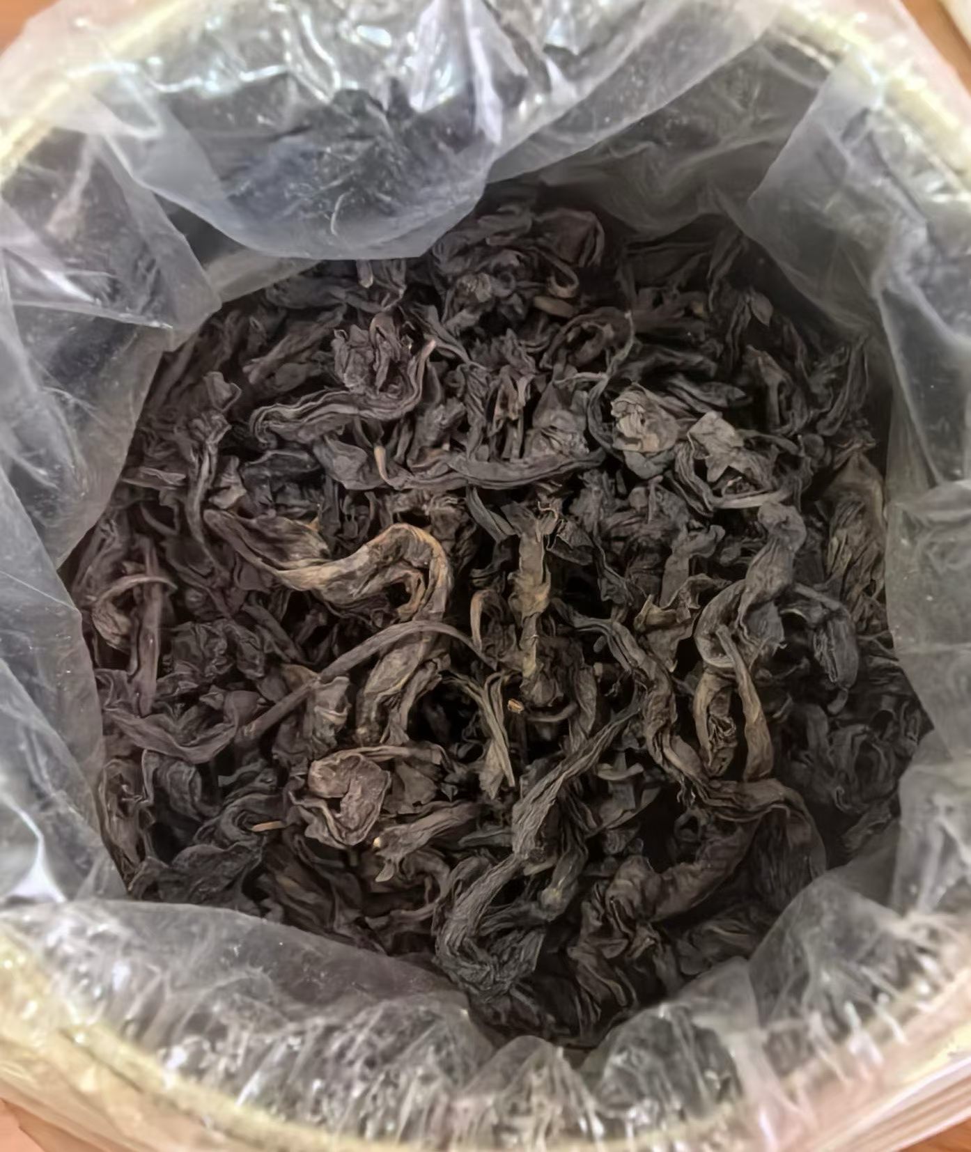 1992年安溪侨兴茶厂出品,原厂原箱侨销老铁观音。
六角经典美人铁罐,带着改革开放年代的出口印记,
传统碳焙工艺,历经三十余载时光沉淀,
茶汤温润,陈香纯正,药香与木香交织,醇厚甘润、生津舒适。
既是一杯可细品的老茶,更是一段可收藏的茶史。 4