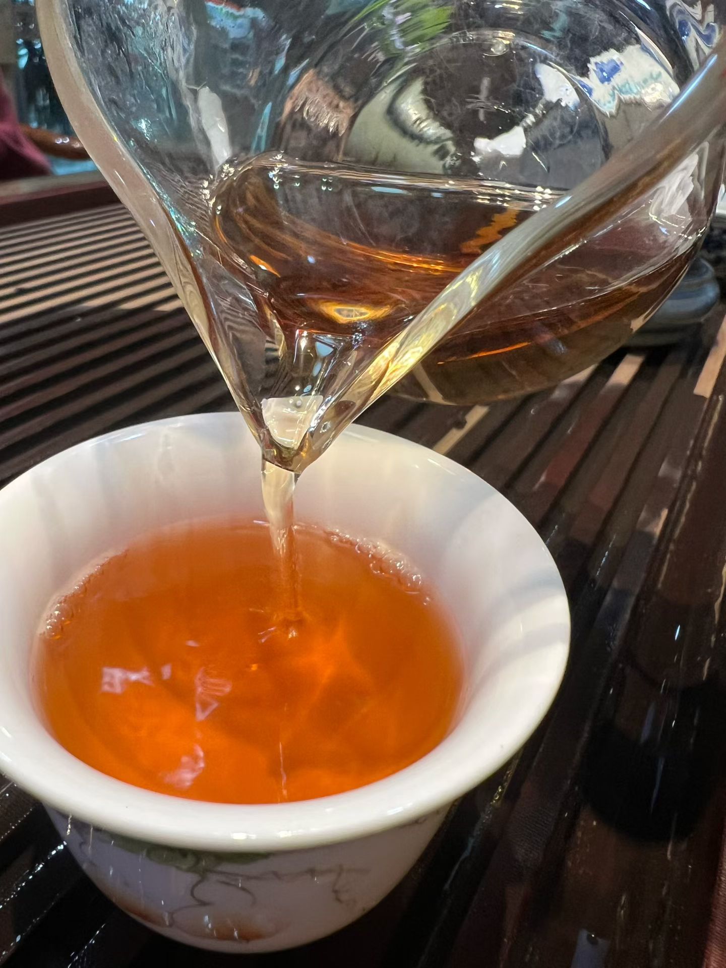 1992年安溪侨兴茶厂出品,原厂原箱侨销老铁观音。
六角经典美人铁罐,带着改革开放年代的出口印记,
传统碳焙工艺,历经三十余载时光沉淀,
茶汤温润,陈香纯正,药香与木香交织,醇厚甘润、生津舒适。
既是一杯可细品的老茶,更是一段可收藏的茶史。 5
