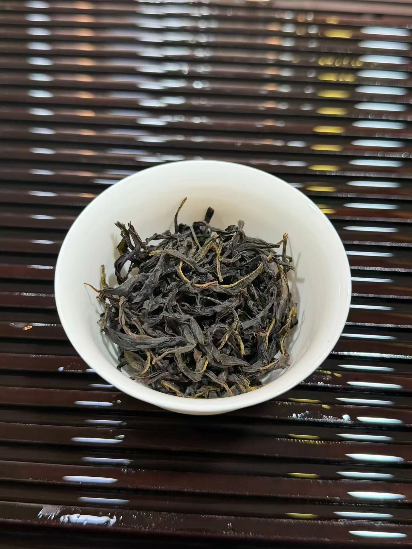 老树姜花香
清幽的气质 沸水冲泡 姜花香气上扬,花香与奶香交织在一起!
甜爽粘稠的汤感中带着轻轻微的辛麻感,而后回甘。 2