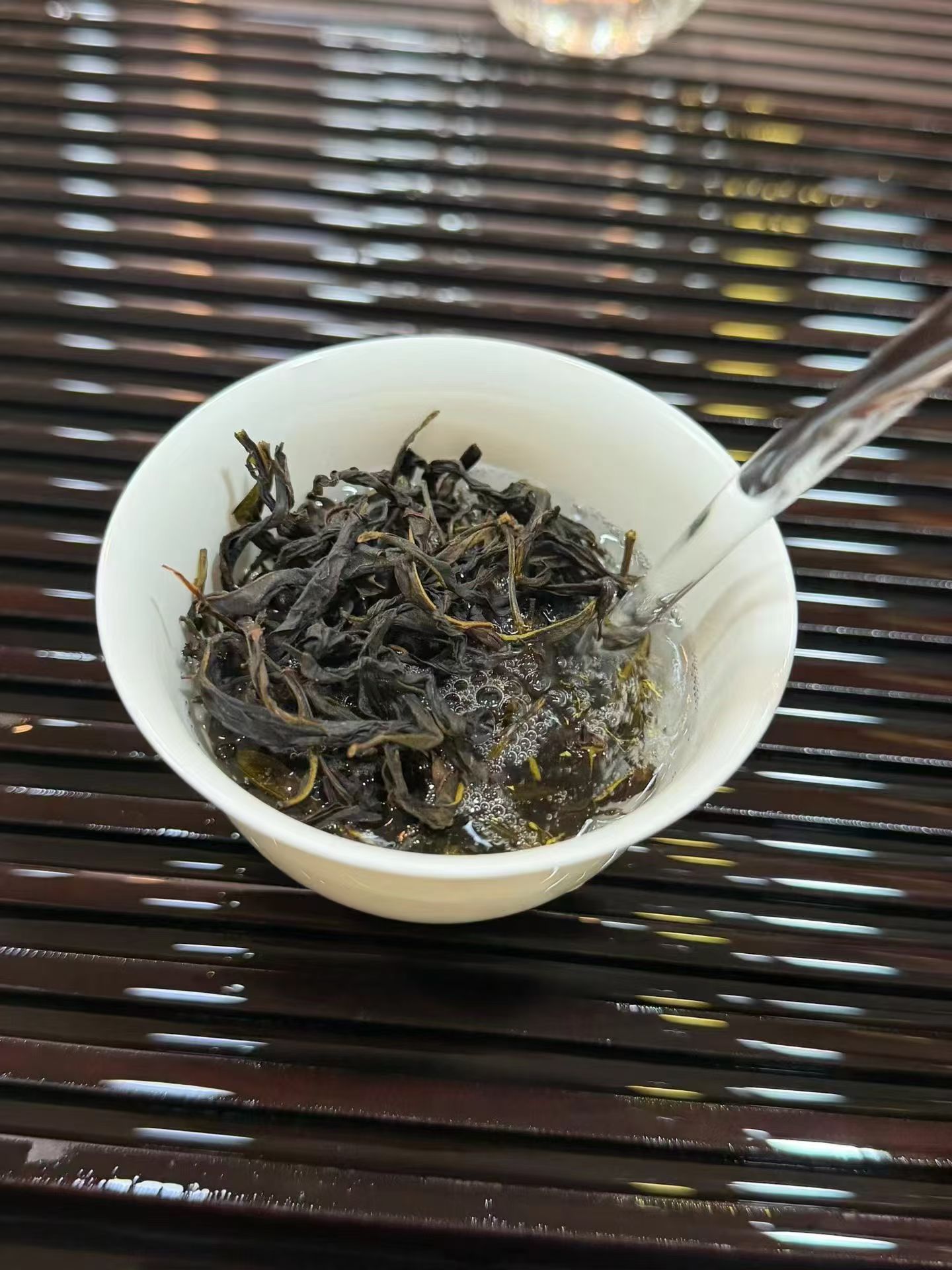 老树姜花香
清幽的气质 沸水冲泡 姜花香气上扬,花香与奶香交织在一起!
甜爽粘稠的汤感中带着轻轻微的辛麻感,而后回甘。 3