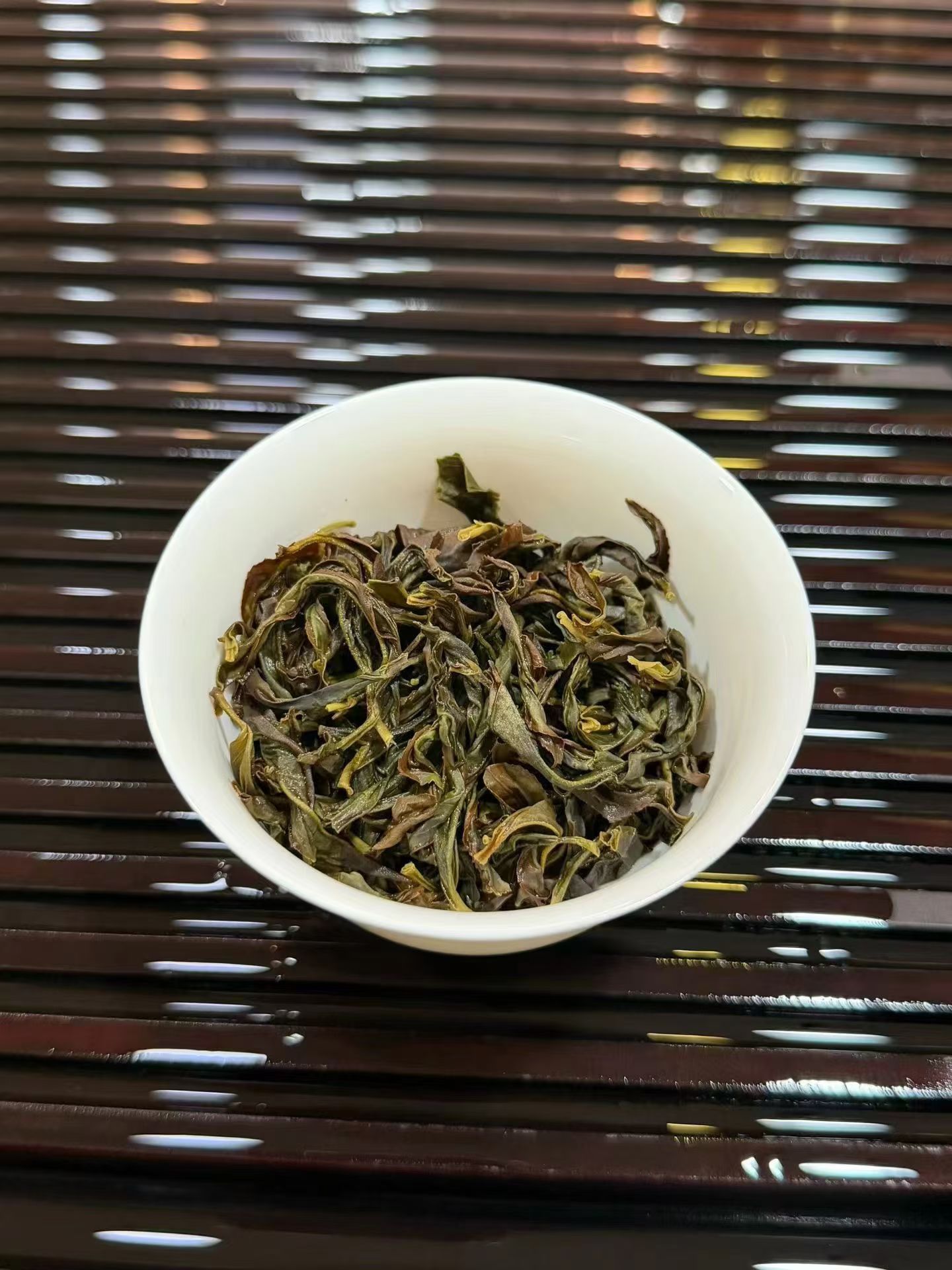 老树姜花香
清幽的气质 沸水冲泡 姜花香气上扬,花香与奶香交织在一起!
甜爽粘稠的汤感中带着轻轻微的辛麻感,而后回甘。 4