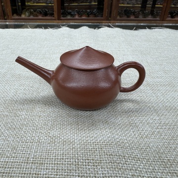 作品：渔翁壶  泥料：原矿朱泥  容量：100cc 作者：孟臣