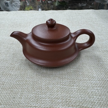 作品：碧玉壶 泥料：原矿大红袍 容量：200cc 作者：雅雯