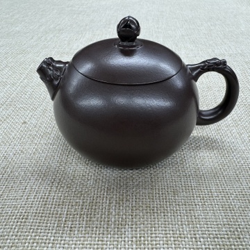 作品名称：双龙西施 泥料：原矿紫朱泥 容量：200cc 作者：吴勇军